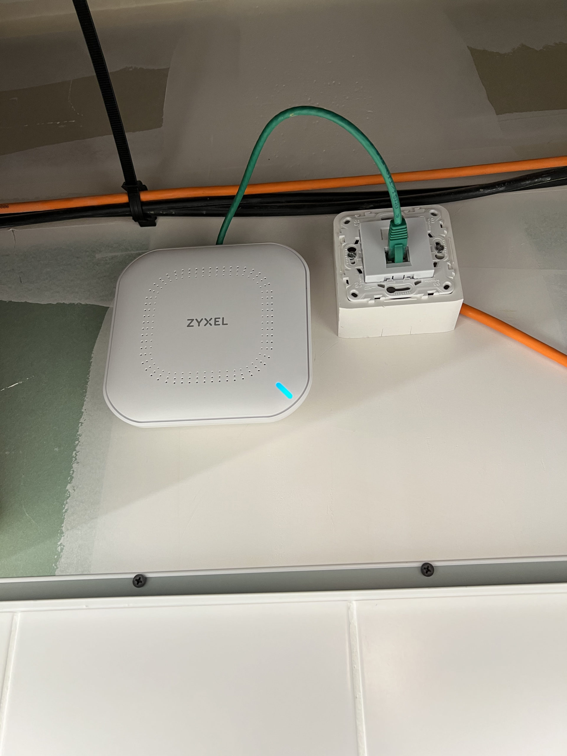 Installation dissimulée dans un faux plafond d'un point d'accès Wi-Fi professionnel certifié pose plenum